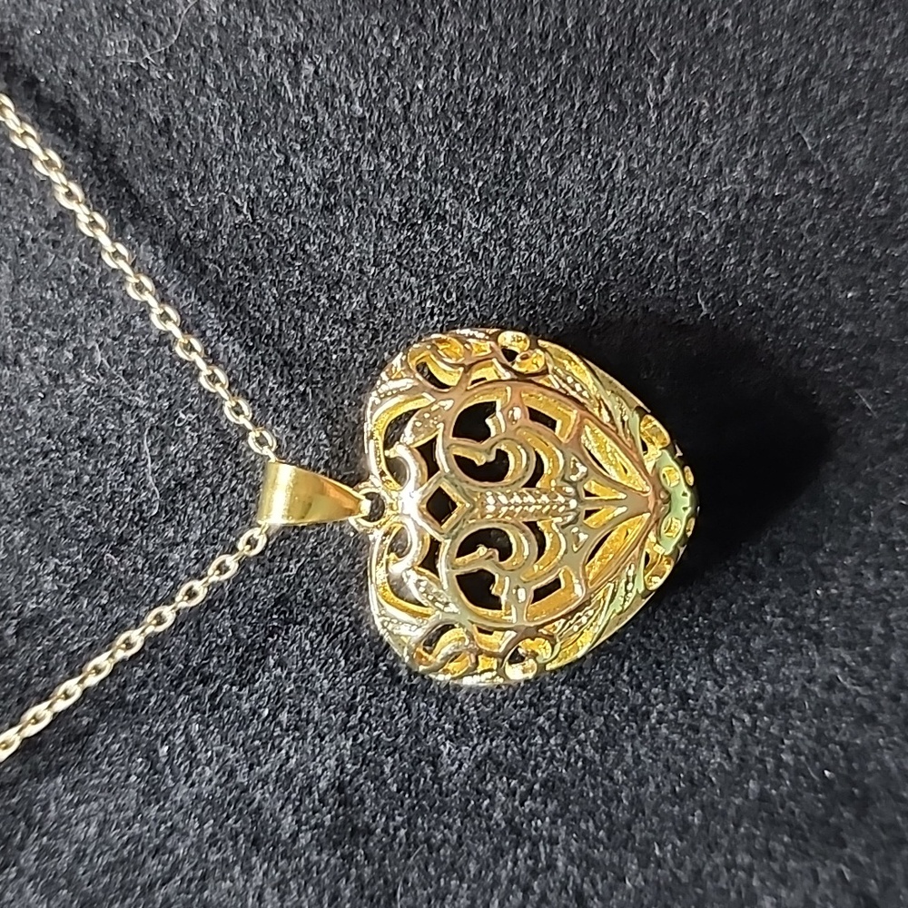 3D Hollow Heart 💛 Necklace